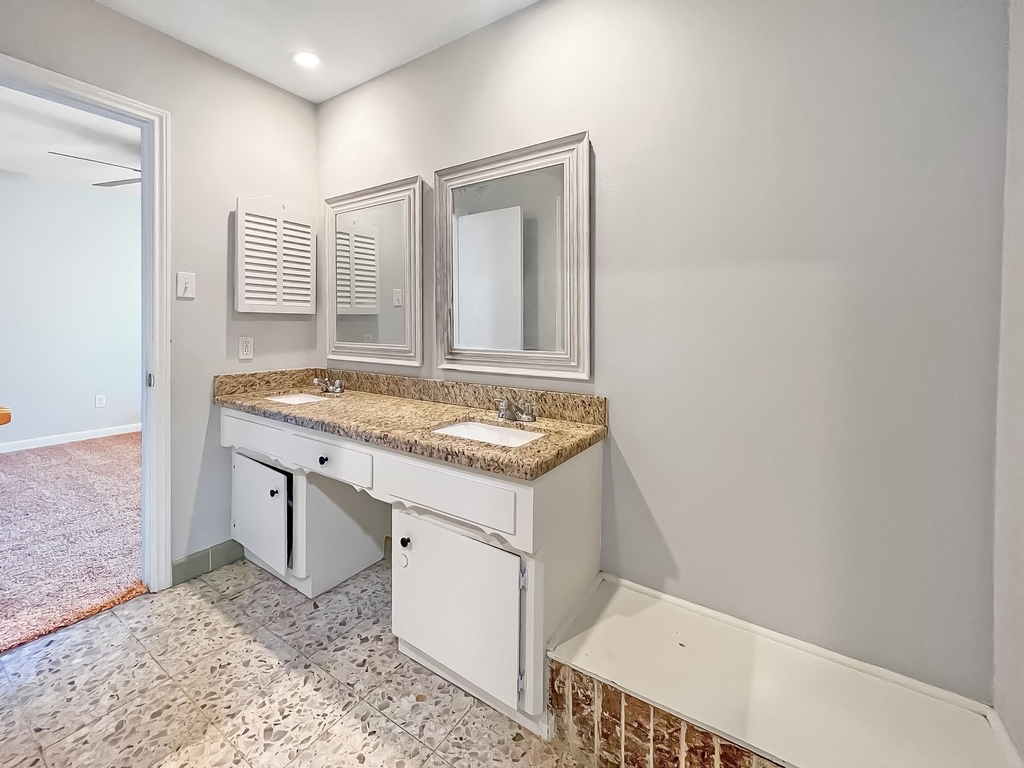 9206 Sharpview Drive - Photo 18