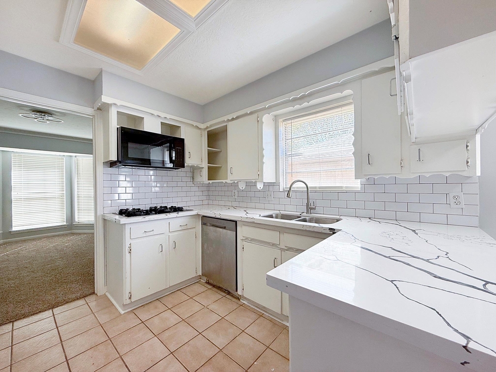 9206 Sharpview Drive - Photo 10