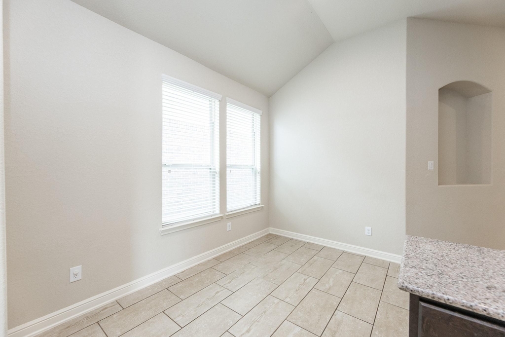 23818 Hawthorn Dale Court - Photo 7