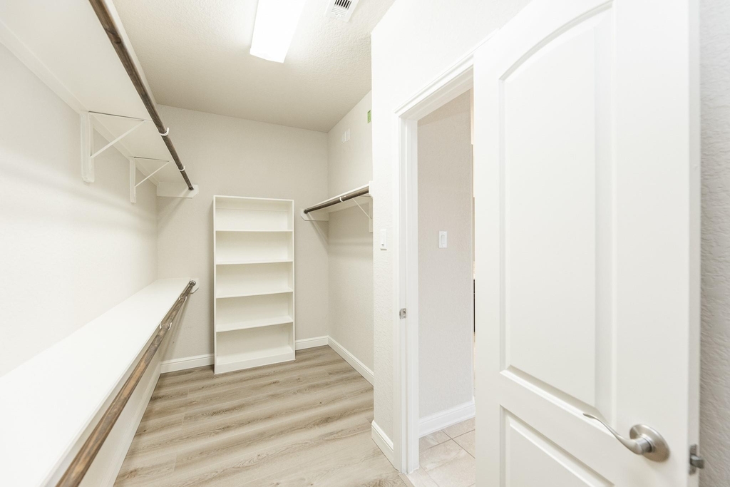 23818 Hawthorn Dale Court - Photo 6