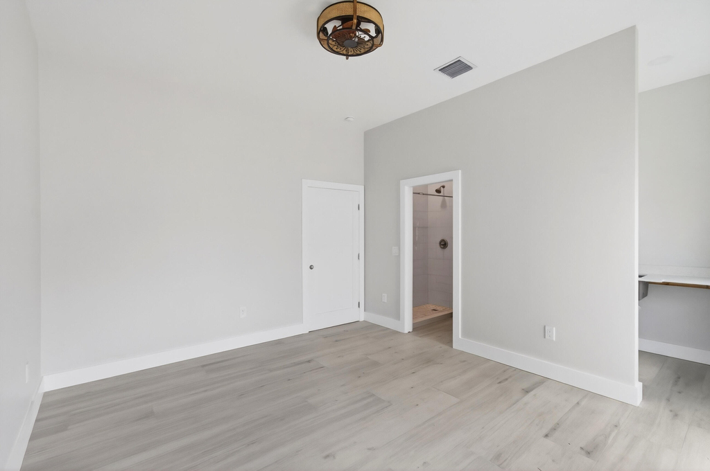 216 S C - Photo 3