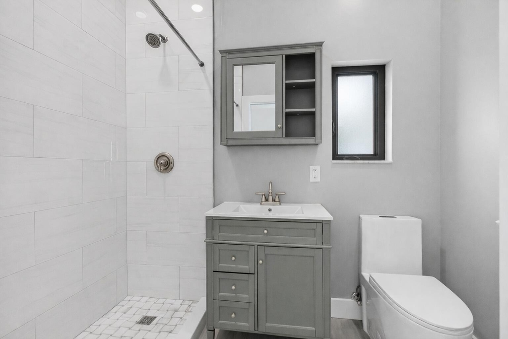 216 S C - Photo 8