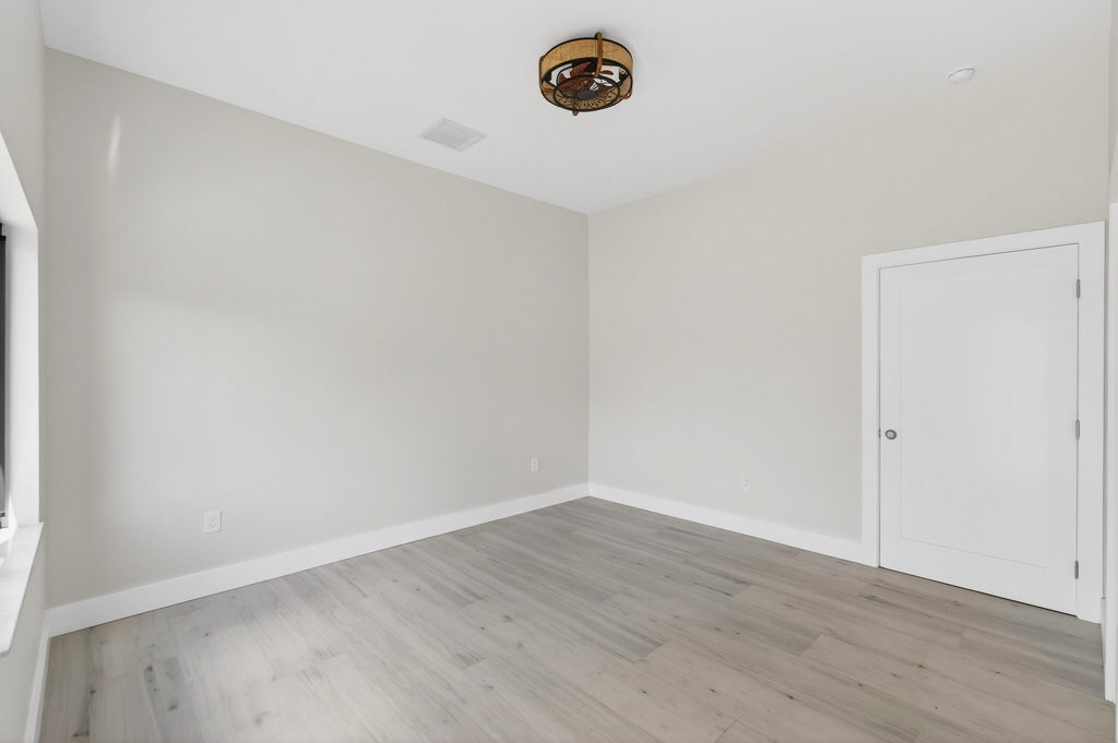 216 S C - Photo 2