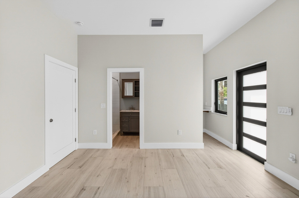 216 S C - Photo 5