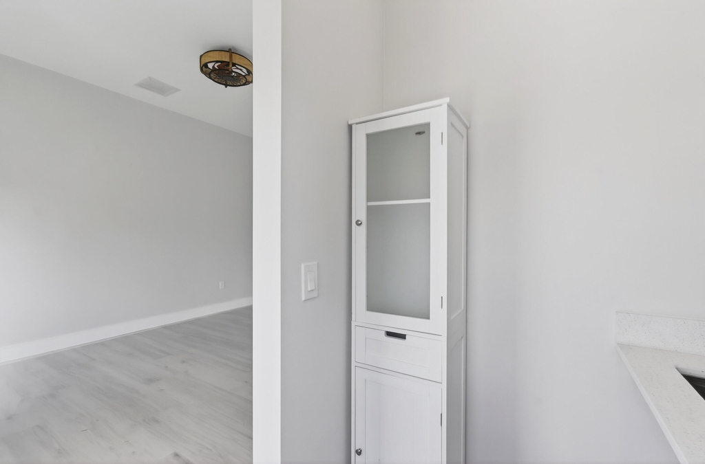 216 S C - Photo 7