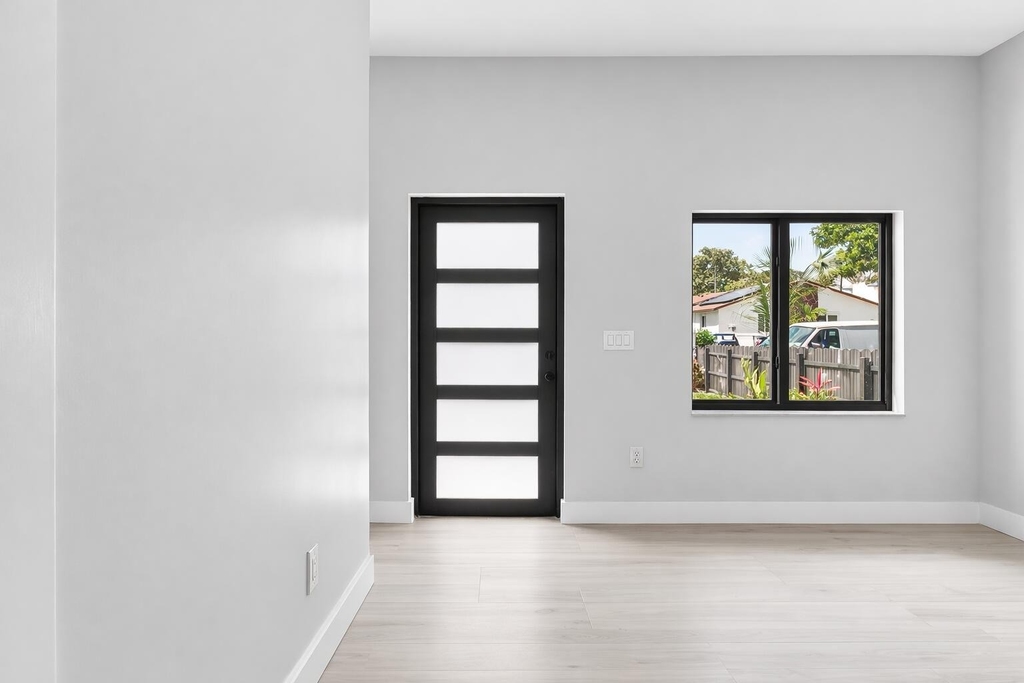 216 S C - Photo 1