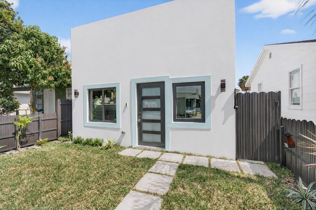 216 S C - Photo 11