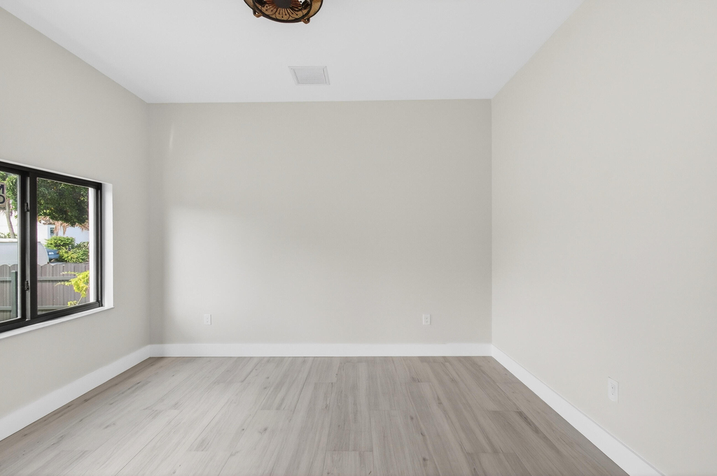 216 S C - Photo 4