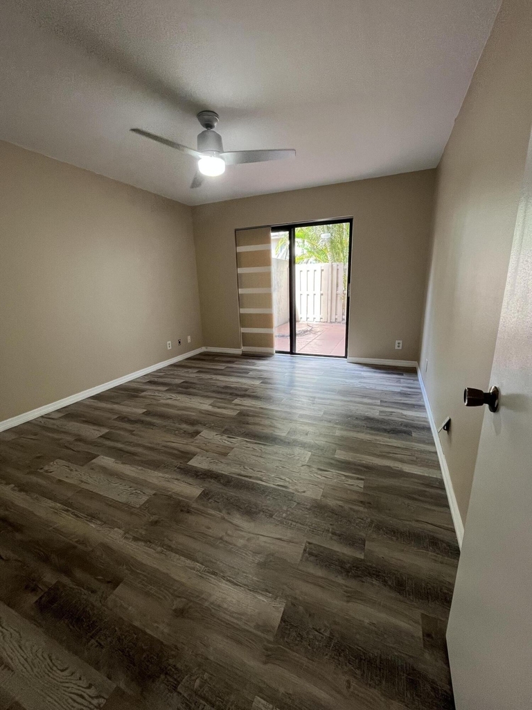 616 Executive Center Drive - Photo 2
