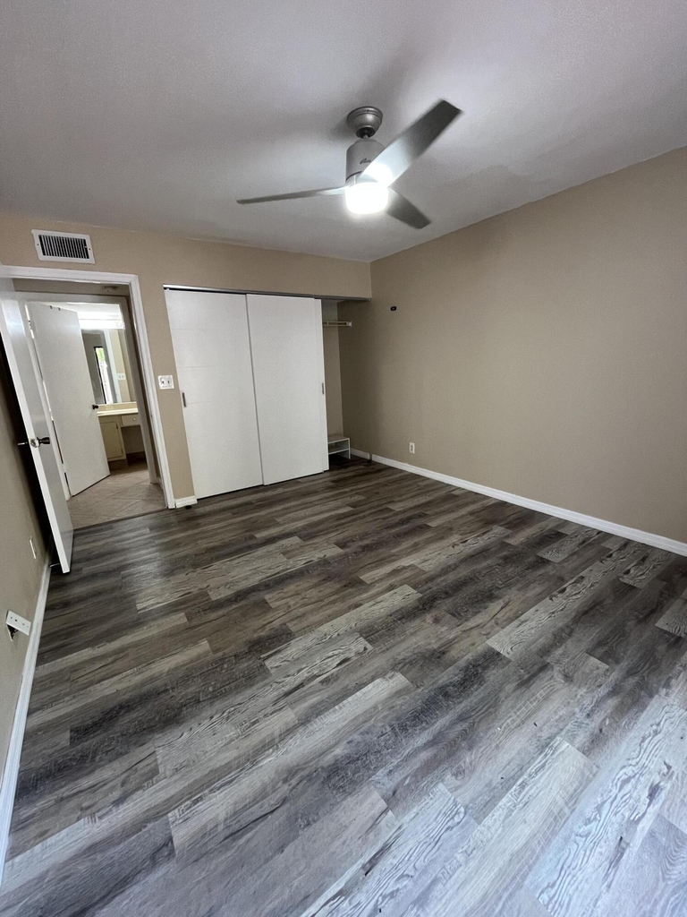 616 Executive Center Drive - Photo 3