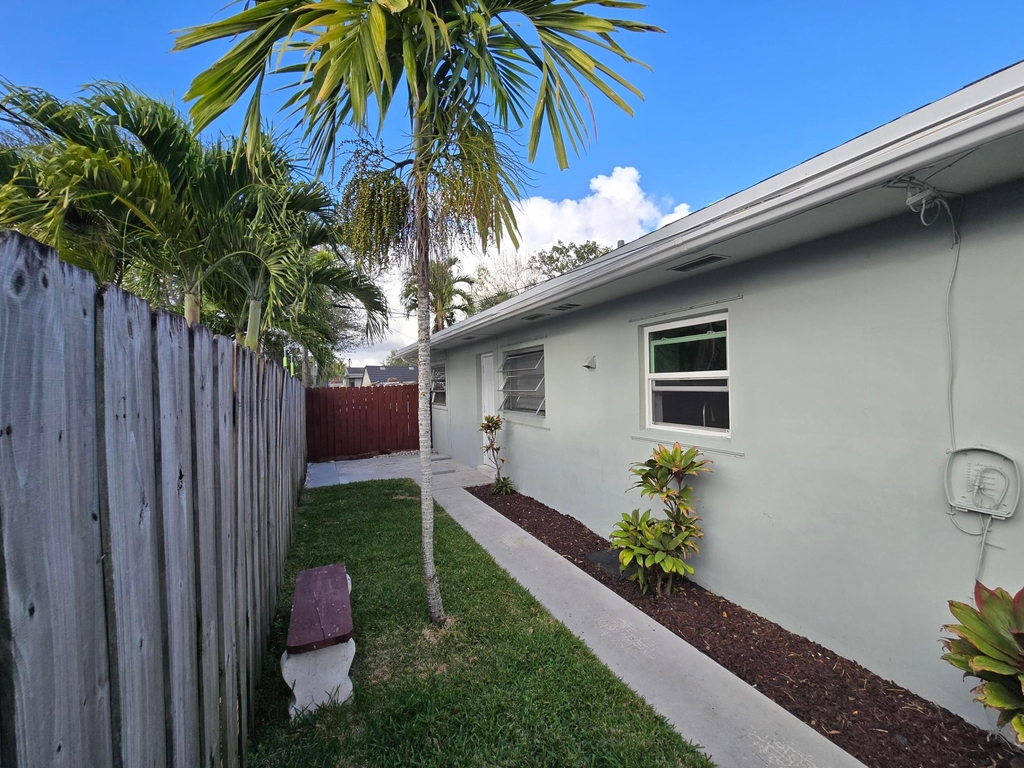1021 Sw 32nd Court - Photo 9
