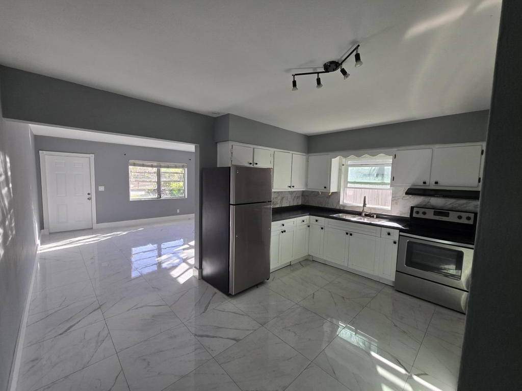 1021 Sw 32nd Court - Photo 2