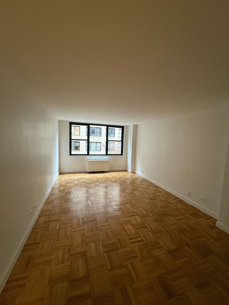 East 49th Street - Photo 2