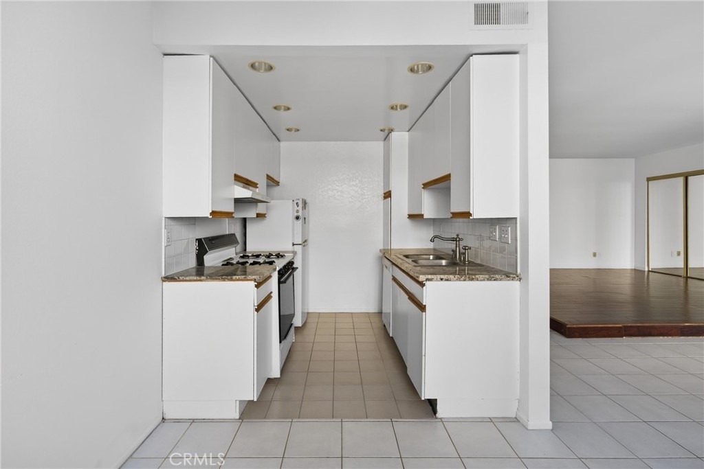 4441 Woodman Avenue - Photo 12
