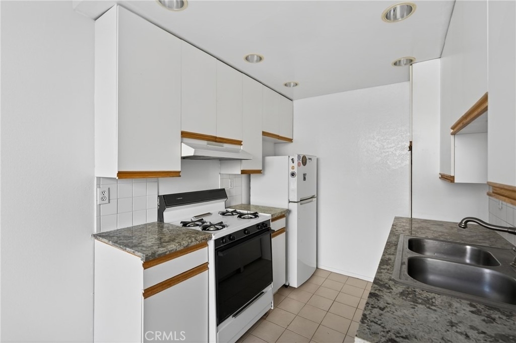 4441 Woodman Avenue - Photo 16