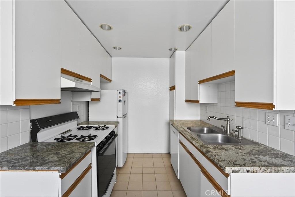 4441 Woodman Avenue - Photo 14