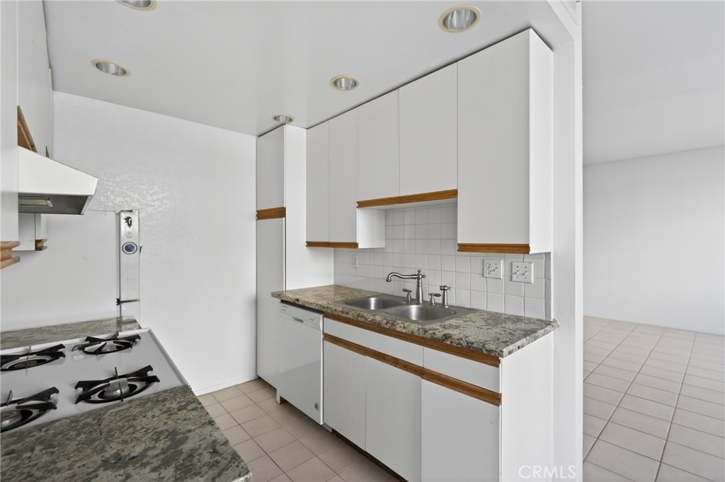 4441 Woodman Avenue - Photo 15