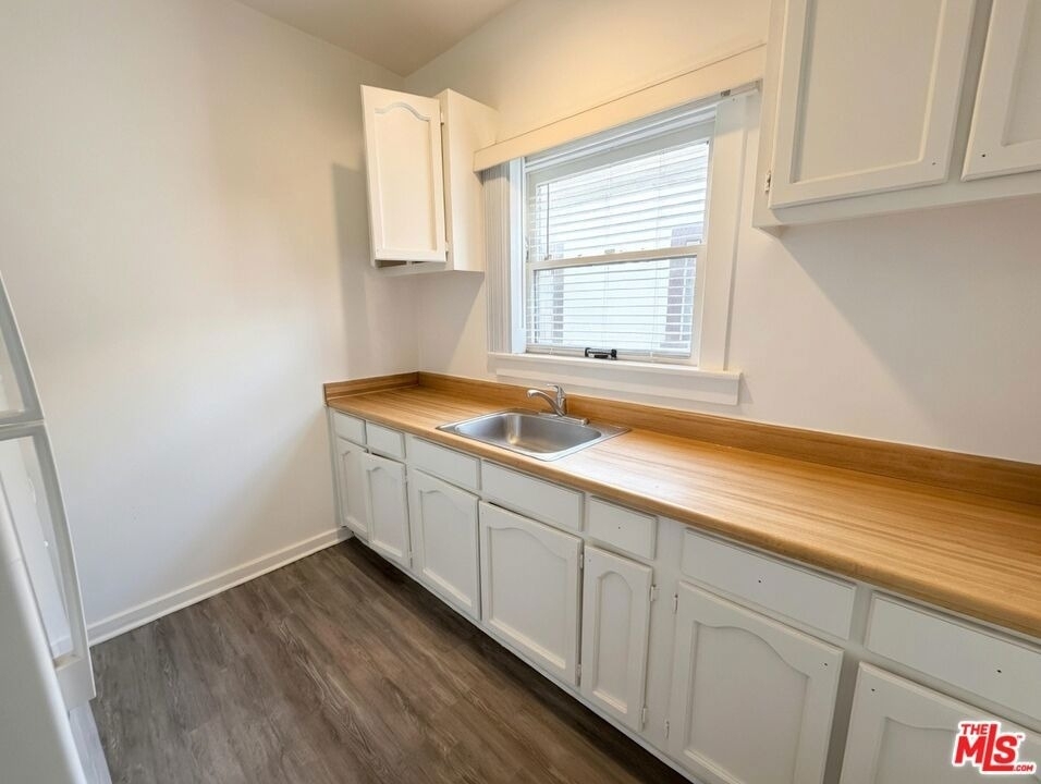 881 W 23rd Street - Photo 3