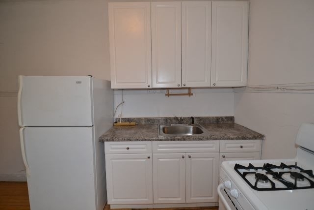 1917 W Winnemac Avenue - Photo 2