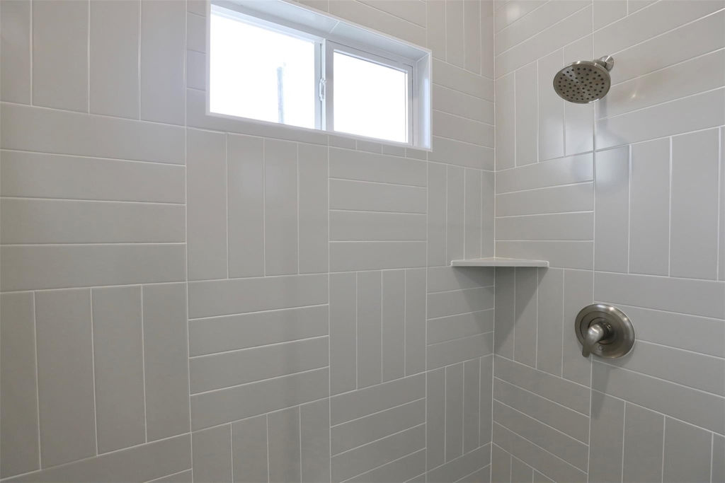 421 E 41st Street - Photo 20