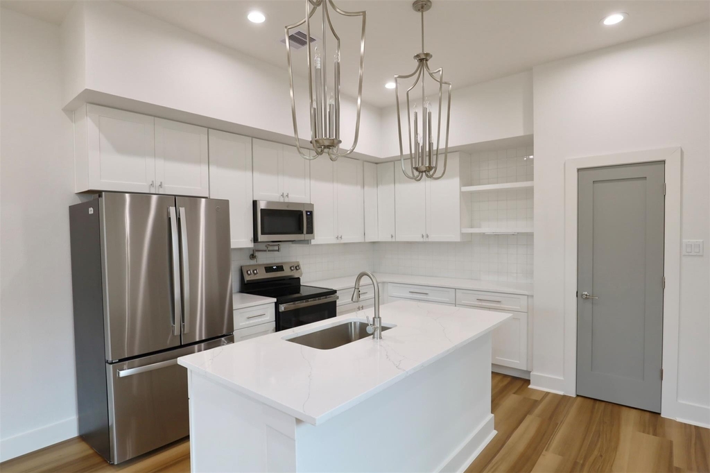 421 E 41st Street - Photo 10