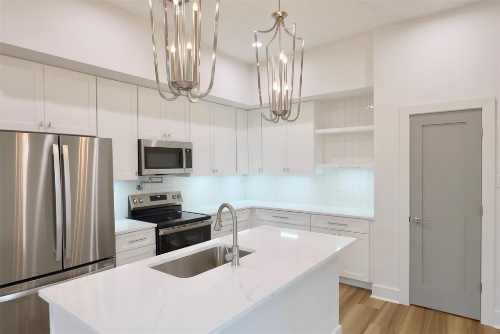 421 E 41st Street - Photo 9