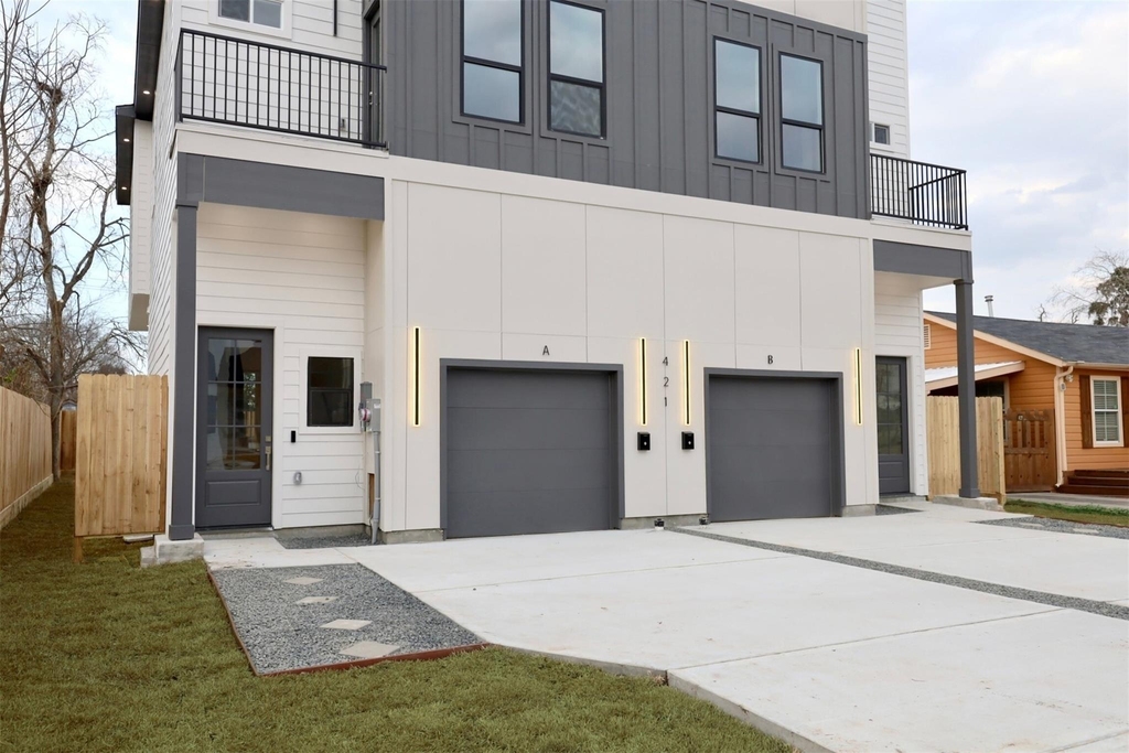 421 E 41st Street - Photo 3