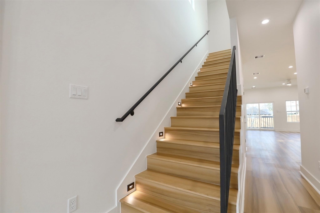 421 E 41st Street - Photo 18
