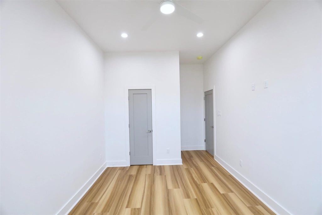 421 E 41st Street - Photo 31