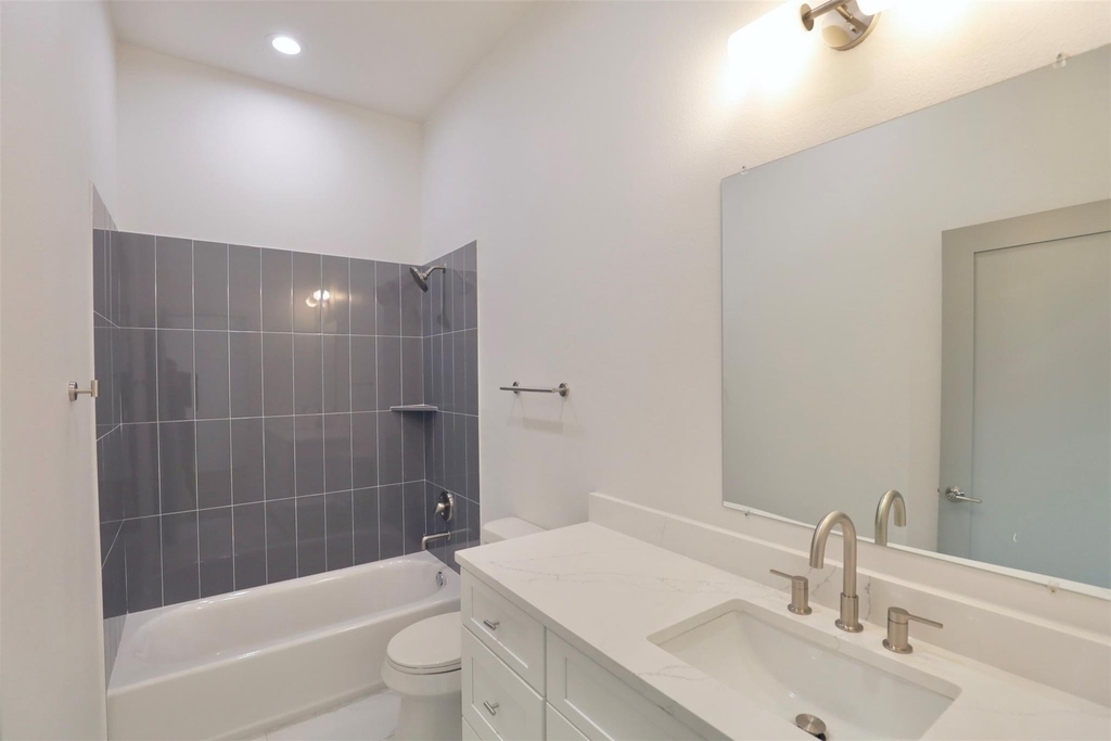 421 E 41st Street - Photo 25