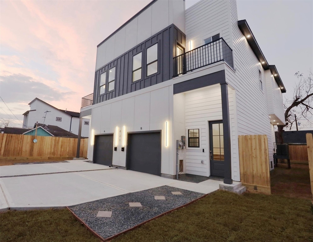 421 E 41st Street - Photo 2