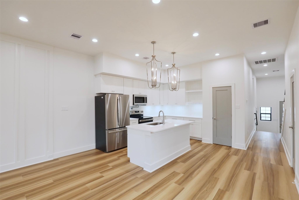 421 E 41st Street - Photo 11