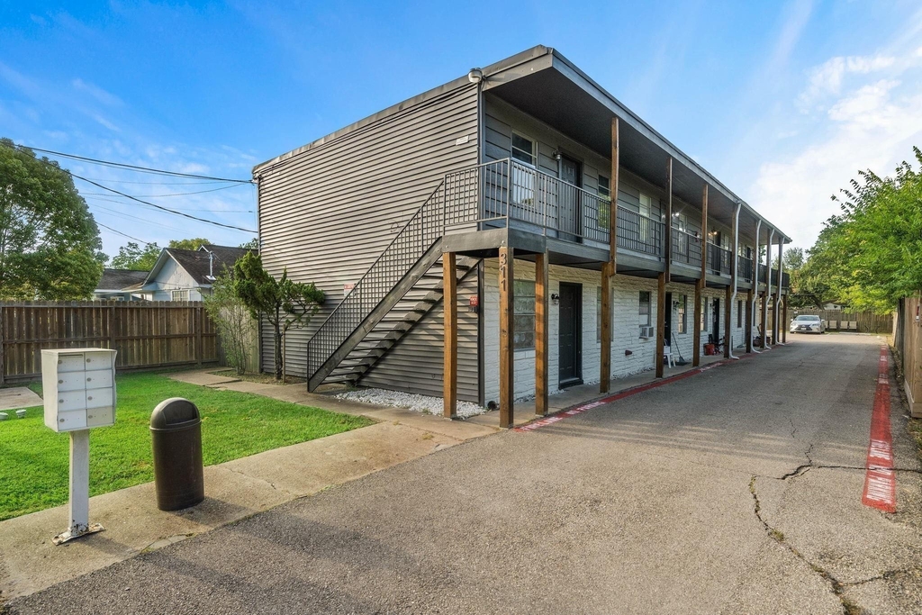 311 Campbell Avenue - Photo 0