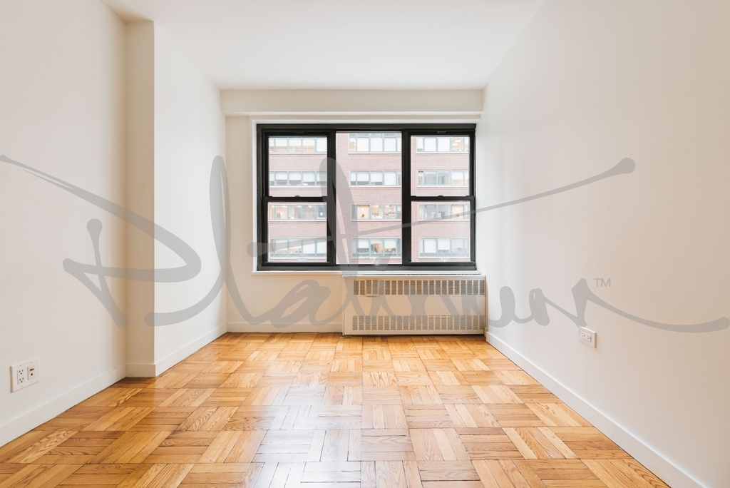 4th Avenue - Photo 1