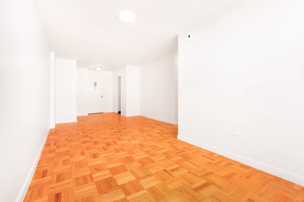 Fourth Avenue - Photo 1