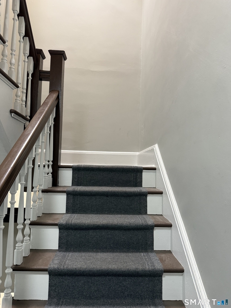483 Barnum Avenue - Photo 3
