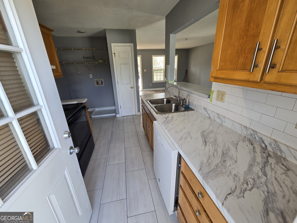 629 Hanson Street - Photo 3