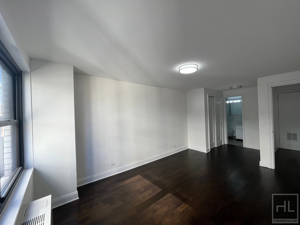 5 Avenue - Photo 2