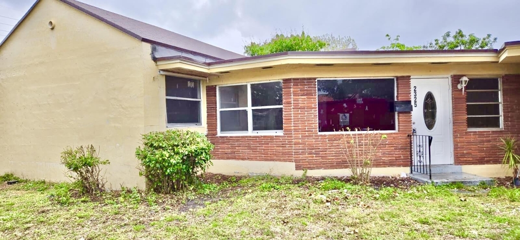 2325 Johnson Street - Photo 1