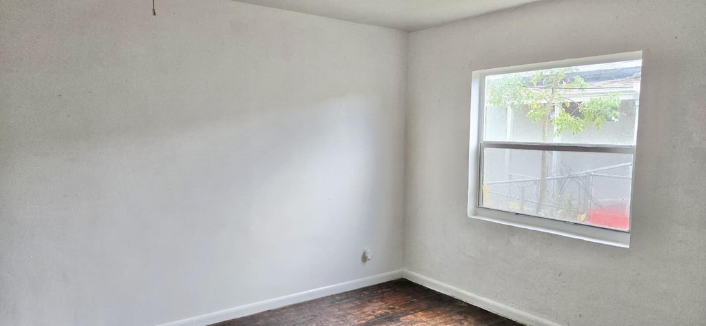2325 Johnson Street - Photo 8