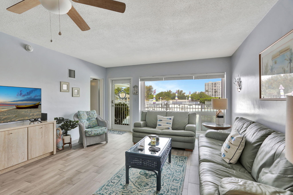 999 N Riverside Drive - Photo 3