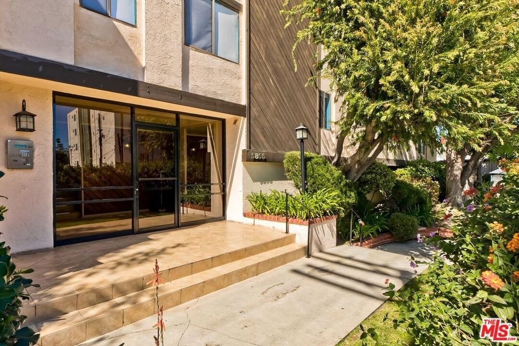 5805 Whitsett Avenue - Photo 16