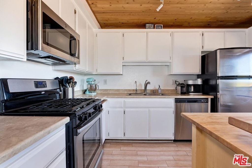 5805 Whitsett Avenue - Photo 9