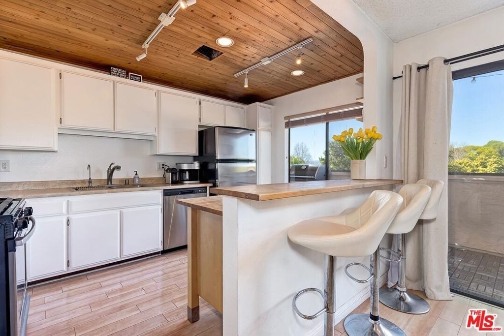 5805 Whitsett Avenue - Photo 6