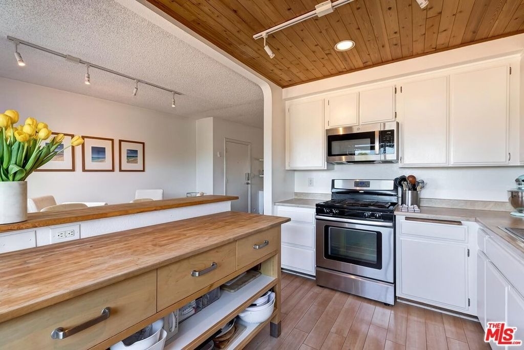 5805 Whitsett Avenue - Photo 8