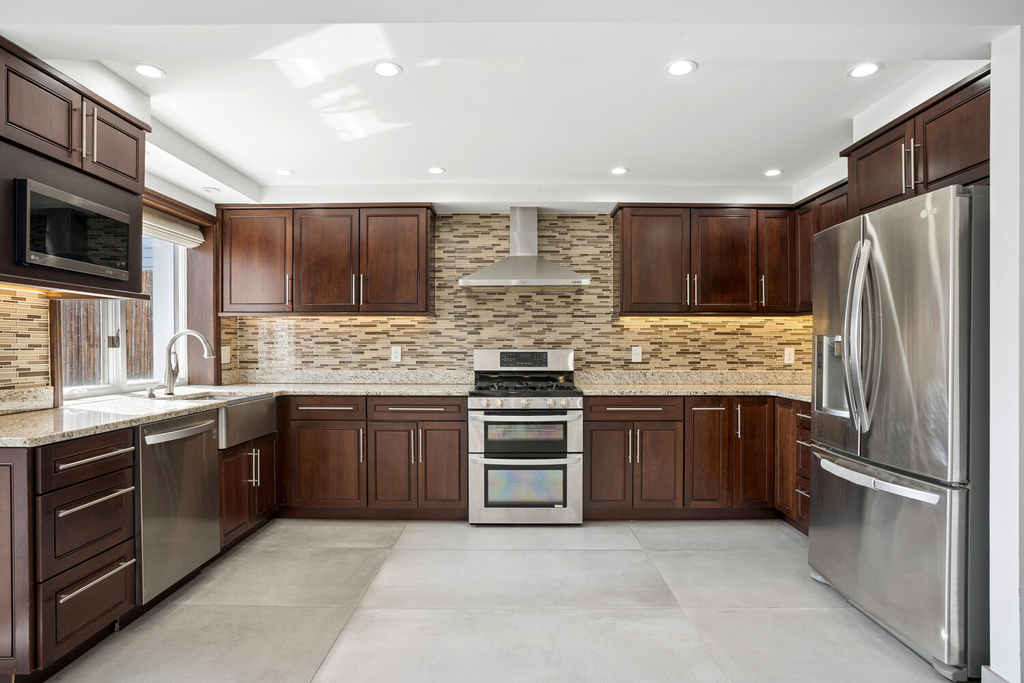 84 Gotham Avenue - Photo 0