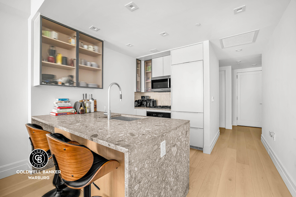 222 E Broadway - Photo 2