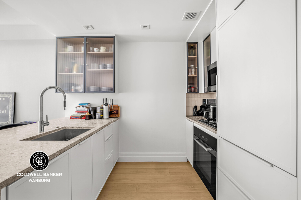 222 E Broadway - Photo 1