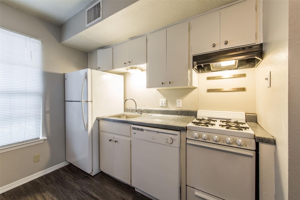 3101 Tom Green St - Photo 0