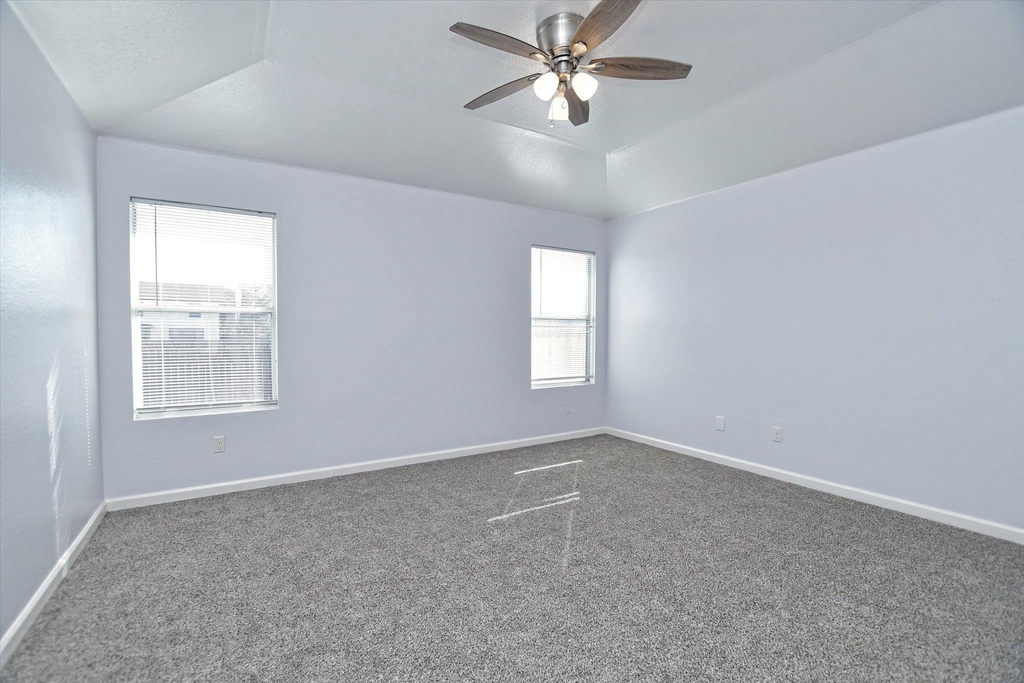 401 Bandara Woods Blvd - Photo 15